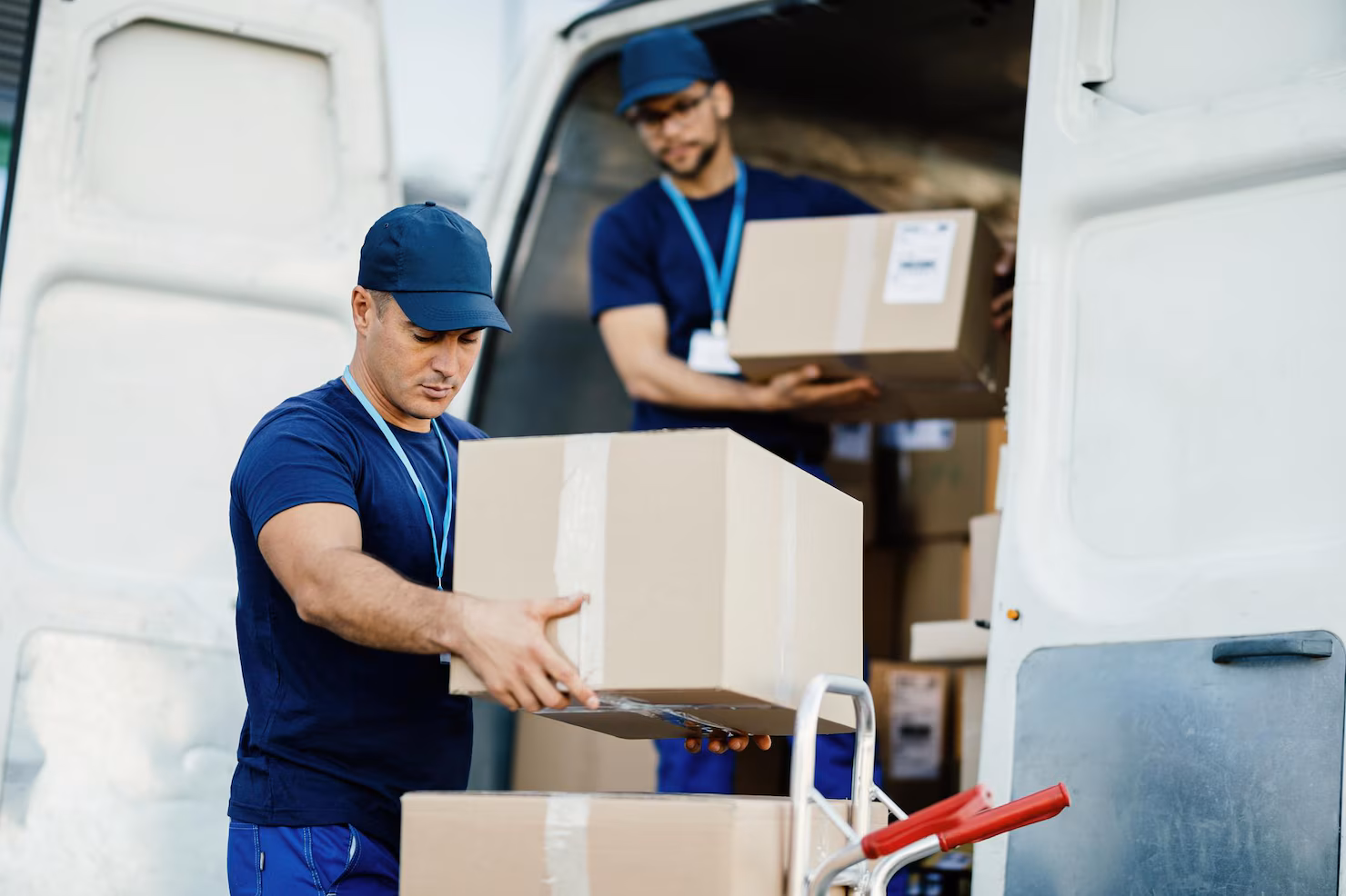 joven mensajero su colega descargando cajas carton furgoneta reparto 637285 2293